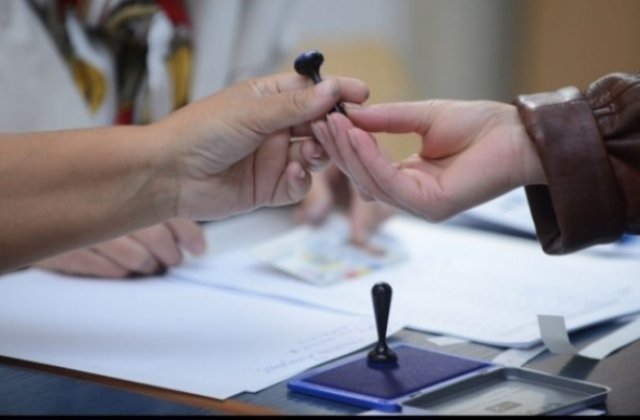 Iasi: O femeie, membra in comisia unei sectii de votare, a votat si pentru sotul ei