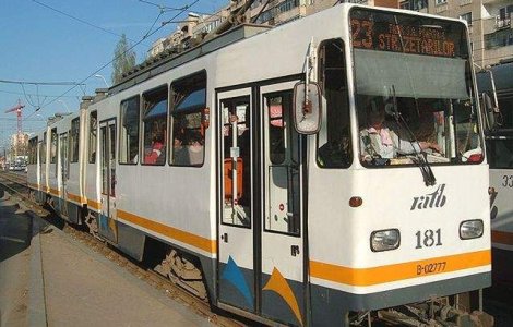 Accident pe Soseaua Mihai Bravu, intre un tramvai si un autobuz. Trei oameni au fost transportati la spital
