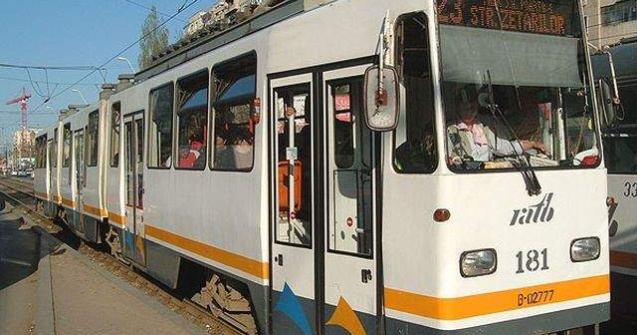 Accident pe Soseaua Mihai Bravu, intre un tramvai si un autobuz. Trei oameni au fost transportati la spital