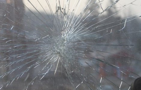 Olt: Trei adolescenti raniti dupa ce un microbuz in care se aflau mai multi copii s-a rasturnat