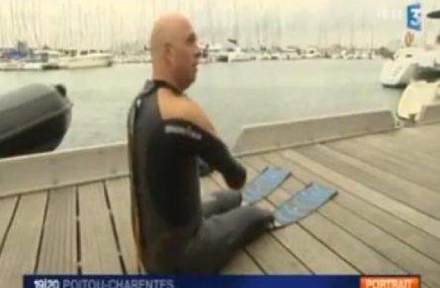 [VIDEO] Un francez fara maini si picioare a traversat inot Canalul Manecii