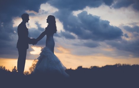  Video  A donat banii de nunta pentru a construi case pentru oamenii saraci