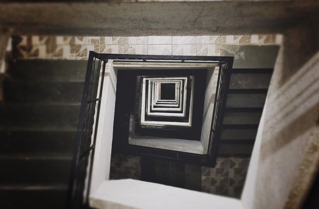 Bistrita: Un barbat a cazut in gol cel putin doua etaje. Ce a vrut sa vada