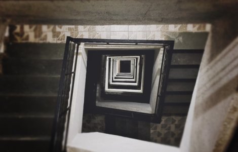 Bistrita: Un barbat a cazut in gol cel putin doua etaje. Ce a vrut sa vada