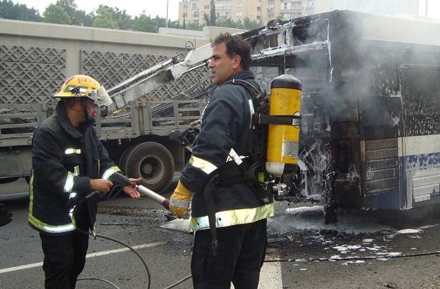Un autobuz a luat foc in mers la intrarea in Barlad. Cei 49 de pasageri, evacuati de sofer
