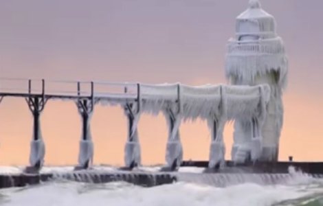 Superb! Natura a transformat un far intr-un palat de gheata