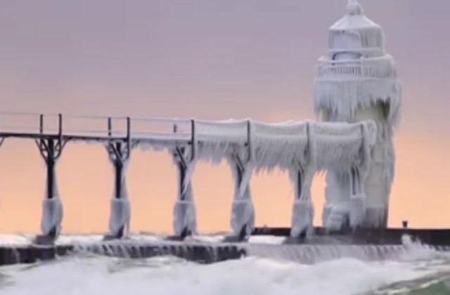 [VIDEO] Superb! Natura a transformat un far intr-un palat de gheata