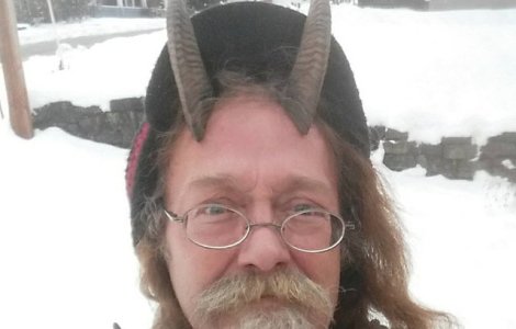 Un american a castigat dreptul de a purta coarne de capra in fotografia pentru permisul auto