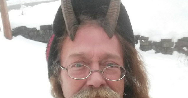 Un american a castigat dreptul de a purta coarne de capra in fotografia pentru permisul auto