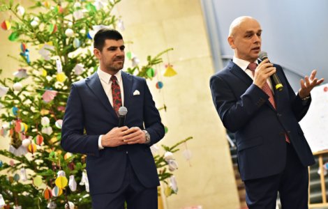 Copii din programele Hope and Homes for Children au impodobit bradul de Craciun la Muzeul National de Arta al Romaniei