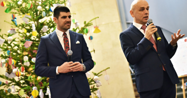 Copii din programele Hope and Homes for Children au impodobit bradul de Craciun la Muzeul National de Arta al Romaniei