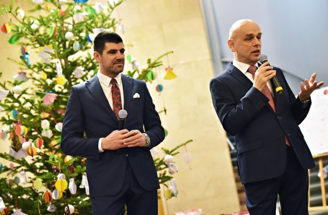 Copii din programele Hope and Homes for Children au impodobit bradul de Craciun la Muzeul National de Arta al Romaniei