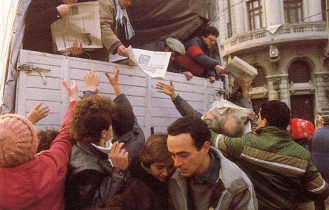  Top  27 de ani de la Revolutie, in 16 imagini impresionante. Ziua in care Romania a obtinut, cu sange, libertatea