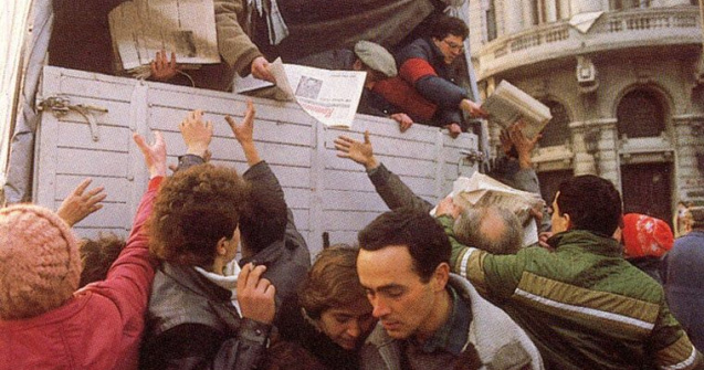  Top  27 de ani de la Revolutie, in 16 imagini impresionante. Ziua in care Romania a obtinut, cu sange, libertatea