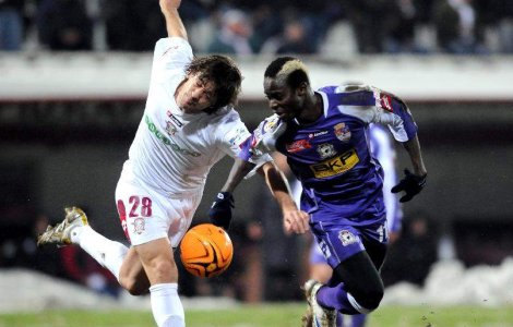 Mansour va lipsi 9 luni de pe teren