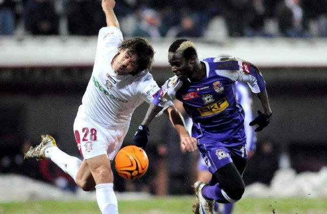 Mansour va lipsi 9 luni de pe teren