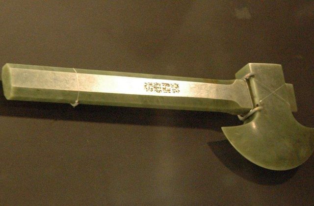 Un vanzator dintr-o benzinarie din Mures a fost atacat cu toporul