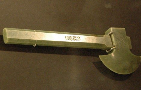 Un vanzator dintr-o benzinarie din Mures a fost atacat cu toporul