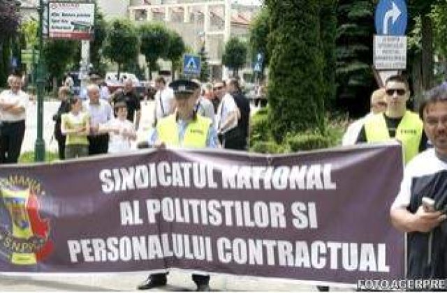 A treia zi de proteste: Sute de politisti au iesit in strada