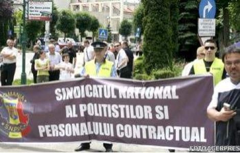  Top  A treia zi de proteste: Sute de politisti au iesit in strada