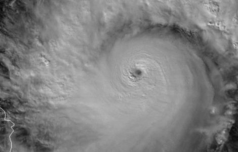 Mii de filipinezi fug in ziua Craciunului din calea taifunului Nock-Ten