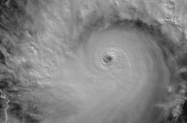 Mii de filipinezi fug in ziua Craciunului din calea taifunului Nock-Ten