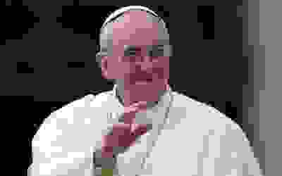 Papa Francisc indeamna la...