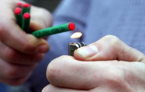 Petardele, din nou in centrul atentiei. Colindatorii au ars o masina cu cateva artificii