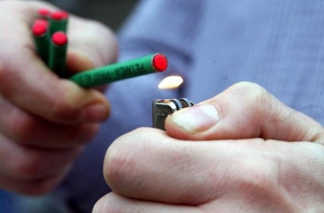 Petardele, din nou in centrul atentiei. Colindatorii au ars o masina cu cateva artificii