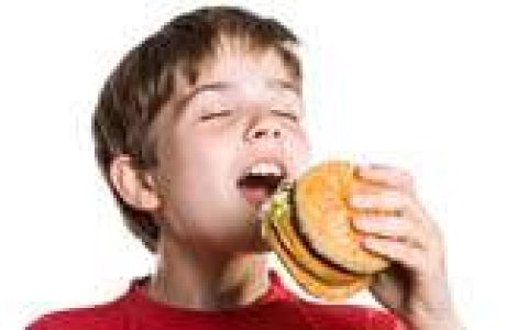 Un client al fast-food-ului Spring Time a gasit un vierme in hamburger