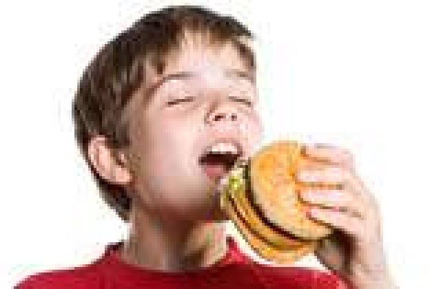 Un client al fast-food-ului Spring Time a gasit un vierme in hamburger