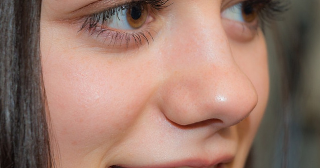 Truc ingenios! Cum sa scapi de pungile de sub ochi in numai 2 minute