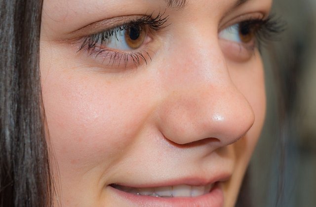 Truc ingenios! Cum sa scapi de pungile de sub ochi in numai doua minute