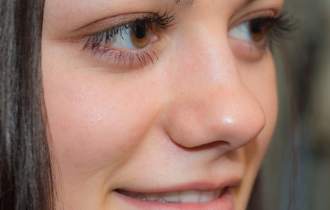 Truc ingenios! Cum sa scapi de pungile de sub ochi in numai 2 minute