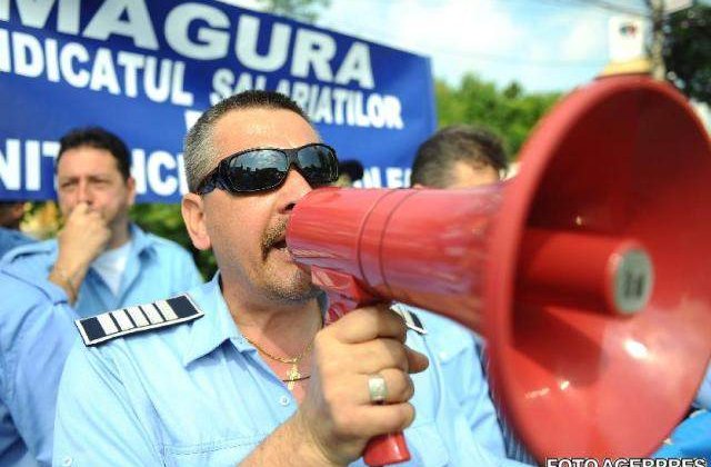 Replica politistilor: Cerem demisiile de onoare ale lui Basescu si Boc