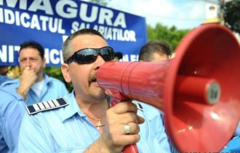 Replica politistilor: Cerem demisiile de onoare ale lui Basescu si Boc