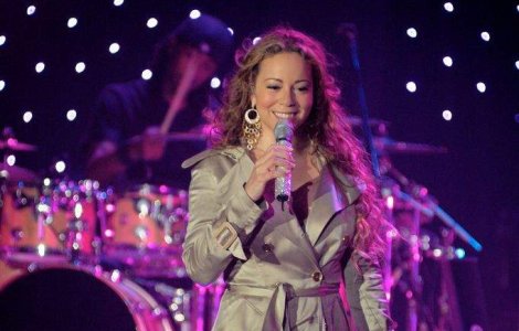  Video  Mariah Carey a cazut pe scena