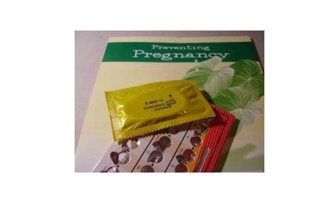 Peste 60% dintre adolescentele romance fac sex neprotejat