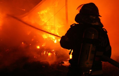 O femeie a murit, iar un copil este grav ranit