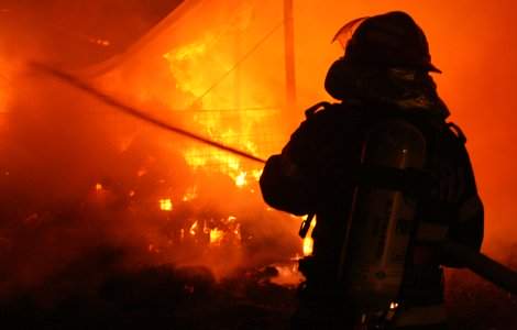 O femeie a murit, iar un copil este grav ranit