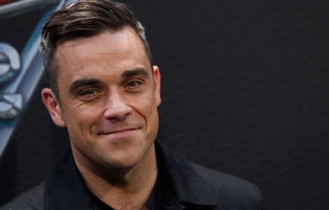 Robbie Williams, filmat in timp ce isi curata mainile cu gel antibacterian dupa ce a salutat fanii