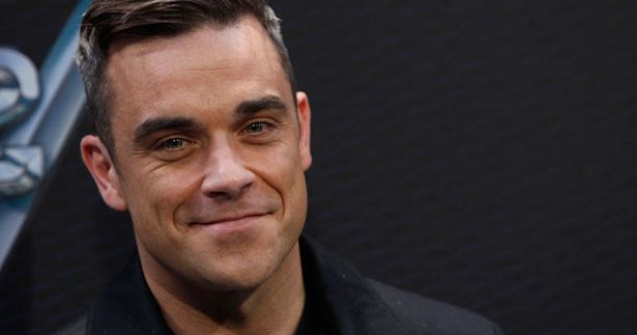 Robbie Williams, filmat in timp ce isi curata mainile cu gel