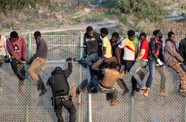 Peste 1 000 de imigranti au incercat sa patrunda cu forta in enclava spaniola Ceuta. Zeci de raniti