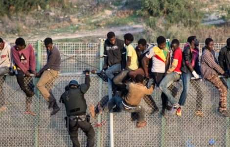 Peste 1 000 de imigranti au incercat sa patrunda cu forta in Ceuta
