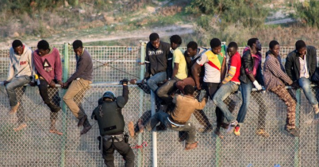 Peste 1 000 de imigranti au incercat sa patrunda cu forta in Ceuta
