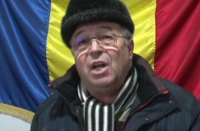 Primar din Botosani, atacat cu oua pentru ca nu a organizat petrecere de Revelion. Satenii protesteaza de 3 zile