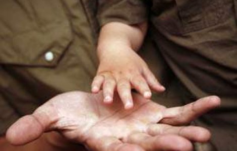 Un copil roman, simbolul renasterii unui sat spaniol