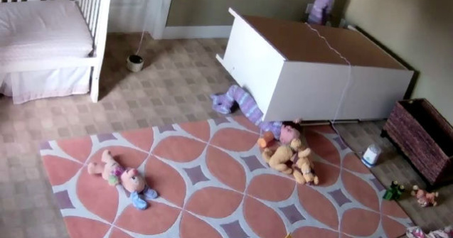 Un copil de doi ani si-a salvat fratele geaman de sub un dulap