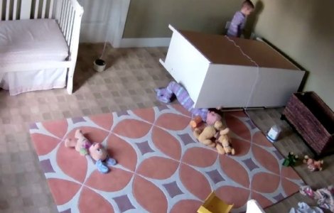 Un copil de doi ani si-a salvat fratele geaman de sub un dulap