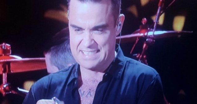  Video  Reactia lui Robbie Williams, dupa ce si-a dezinfectat mainile in fata fanilor